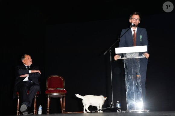 Exclusif - Jean-Claude Camus et Jean Robert-Charrier - Jean-Claude Camus remet les insignes de Chevalier dans l'Ordre des Arts et des Lettres à Jean Robert-Charrier au théâtre de la Porte Saint-Martin à Paris le 19 juin 2017. © Coadic Guirec/Bestimage