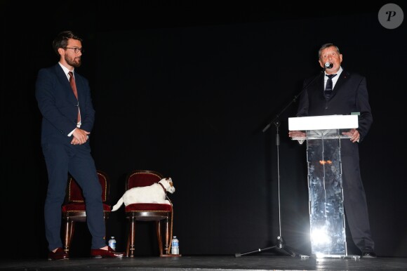 Exclusif - Jean Robert-Charrier et Jean-Claude Camus - Jean-Claude Camus remet les insignes de Chevalier dans l'Ordre des Arts et des Lettres à Jean Robert-Charrier au théâtre de la Porte Saint-Martin à Paris le 19 juin 2017. © Coadic Guirec/Bestimage