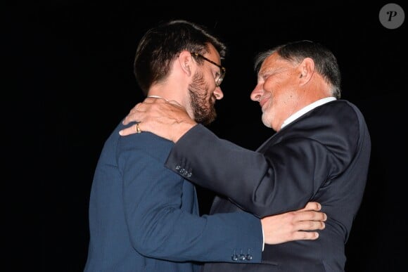 Exclusif - Jean Robert-Charrier et Jean-Claude Camus - Jean-Claude Camus remet les insignes de Chevalier dans l'Ordre des Arts et des Lettres à Jean Robert-Charrier au théâtre de la Porte Saint-Martin à Paris le 19 juin 2017. © Coadic Guirec/Bestimage