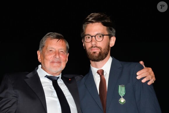 Exclusif - Jean-Claude Camus et Jean Robert-Charrier - Jean-Claude Camus remet les insignes de Chevalier dans l'Ordre des Arts et des Lettres à Jean Robert-Charrier au théâtre de la Porte Saint-Martin à Paris le 19 juin 2017. © Coadic Guirec/Bestimage