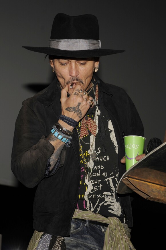 Johnny Depp fume lors du festival de Glastonbury à Worthy Farm le 22 juin 2017.