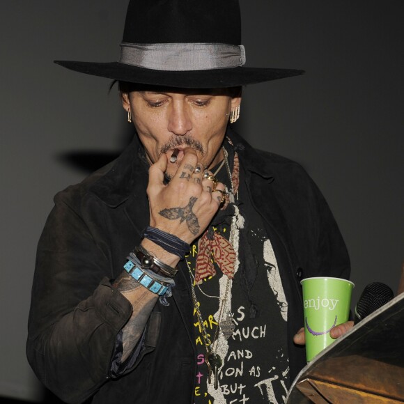 Johnny Depp fume lors du festival de Glastonbury à Worthy Farm le 22 juin 2017.