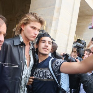 Jordan Barrett - Sorties du défilé de mode Louis Vuitton Hommes printemps-été 2018 au Palais Royal à Paris, le 22 juin 2017. © CVS/Veeren/Bestimage