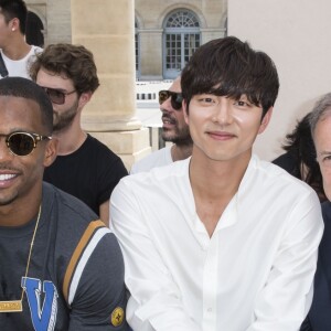 Hidetoshi Nakata, Victor Cruz, Gong Yoo, Michael Burke et sa femme Brigitte Burke - People en front row au défilé de mode Louis Vuitton Hommes printemps-été 2018 au Palais Royal à Paris, le 22 juin 2017. © Olivier Borde/Bestimage