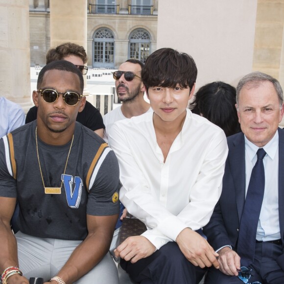 Hidetoshi Nakata, Victor Cruz, Gong Yoo, Michael Burke et sa femme Brigitte Burke - People en front row au défilé de mode Louis Vuitton Hommes printemps-été 2018 au Palais Royal à Paris, le 22 juin 2017. © Olivier Borde/Bestimage