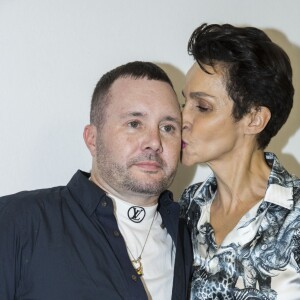 Le styliste Kim Jones et Farida Khelfa - Backstage du défilé de mode Louis Vuitton Hommes printemps-été 2018 au Palais Royal à Paris. Le 22 juin 2017. © Olivier Borde / Bestimage