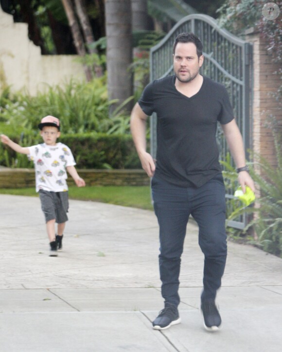 Exclusif - Mike Comrie emmène son fils Luca jouer dans un parc à Los Angeles, le 12 mars 2017