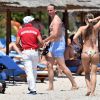 Victoria Swarovski (Victoria S) et son mari Werner Mürz se relaxent après leur mariage sur la plage de Porto Cervo en Italie le 24 juin 2017.