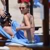 Victoria Swarovski (Victoria S) et son mari Werner Mürz se relaxent après leur mariage sur la plage de Porto Cervo en Italie le 24 juin 2017.