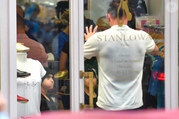 Céline Dion et ses enfants Eddy et Nelson ont quitté l'hôtel Royal Monceau pour aller à la boutique Stanlowa à Paris, le 27 juin 2017.