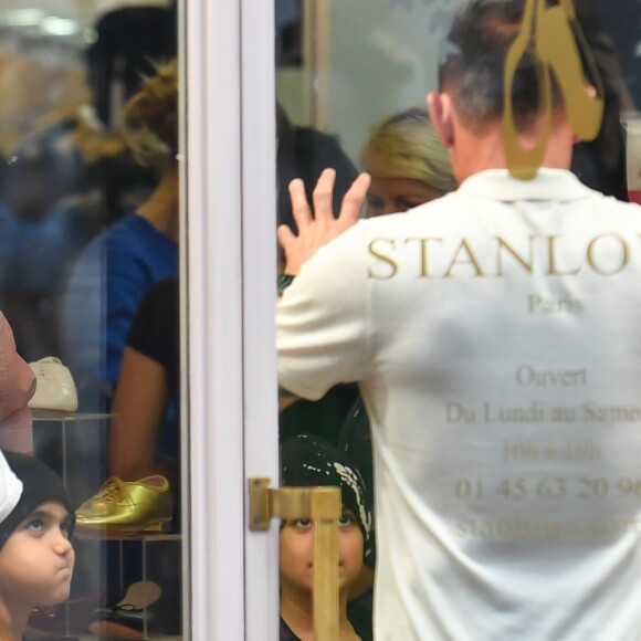 Céline Dion et ses enfants Eddy et Nelson ont quitté l'hôtel Royal Monceau pour aller à la boutique Stanlowa à Paris, le 27 juin 2017.
