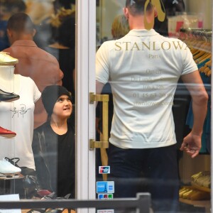 Céline Dion et ses enfants Eddy et Nelson ont quitté l'hôtel Royal Monceau pour aller à la boutique Stanlowa à Paris, le 27 juin 2017.