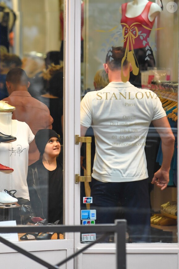 Céline Dion et ses enfants Eddy et Nelson ont quitté l'hôtel Royal Monceau pour aller à la boutique Stanlowa à Paris, le 27 juin 2017.