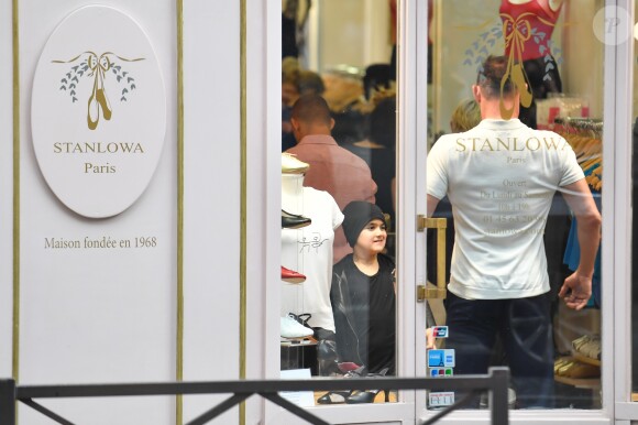 Céline Dion et ses enfants Eddy et Nelson ont quitté l'hôtel Royal Monceau pour aller à la boutique Stanlowa à Paris, le 27 juin 2017.