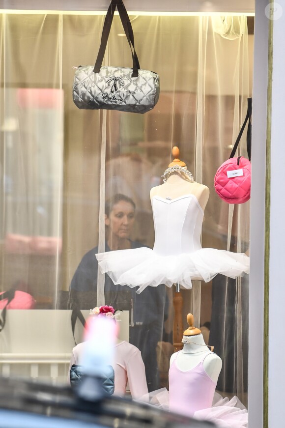 Céline Dion et ses enfants Eddy et Nelson ont quitté l'hôtel Royal Monceau pour aller à la boutique Stanlowa à Paris, le 27 juin 2017.