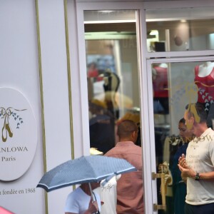 Céline Dion et ses enfants Eddy et Nelson ont quitté l'hôtel Royal Monceau pour aller à la boutique Stanlowa à Paris, le 27 juin 2017.