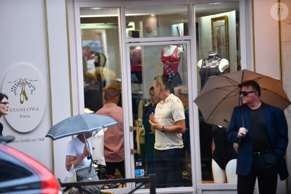 Céline Dion et ses enfants Eddy et Nelson ont quitté l'hôtel Royal Monceau pour aller à la boutique Stanlowa à Paris, le 27 juin 2017.