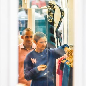 Céline Dion et ses enfants Eddy et Nelson ont quitté l'hôtel Royal Monceau pour aller à la boutique Stanlowa à Paris, le 27 juin 2017.