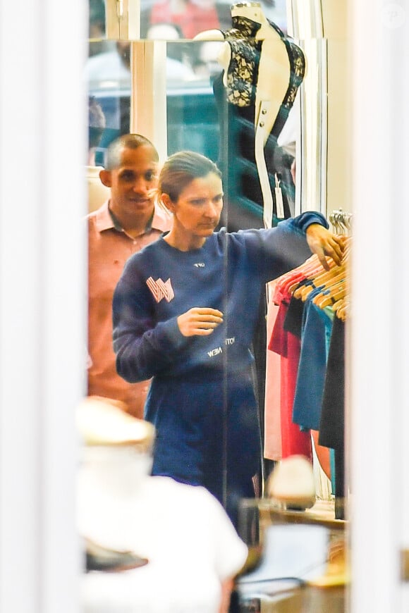 Céline Dion et ses enfants Eddy et Nelson ont quitté l'hôtel Royal Monceau pour aller à la boutique Stanlowa à Paris, le 27 juin 2017.