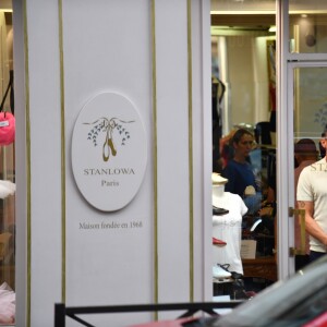 Céline Dion et ses enfants Eddy et Nelson ont quitté l'hôtel Royal Monceau pour aller à la boutique Stanlowa à Paris, le 27 juin 2017.