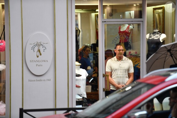 Céline Dion et ses enfants Eddy et Nelson ont quitté l'hôtel Royal Monceau pour aller à la boutique Stanlowa à Paris, le 27 juin 2017.