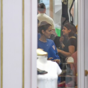 Céline Dion et ses enfants Eddy et Nelson ont quitté l'hôtel Royal Monceau pour aller à la boutique Stanlowa à Paris, le 27 juin 2017.