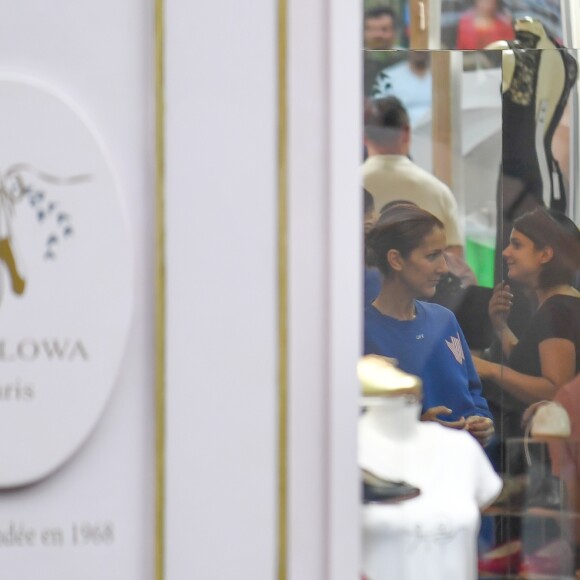 Céline Dion et ses enfants Eddy et Nelson ont quitté l'hôtel Royal Monceau pour aller à la boutique Stanlowa à Paris, le 27 juin 2017.