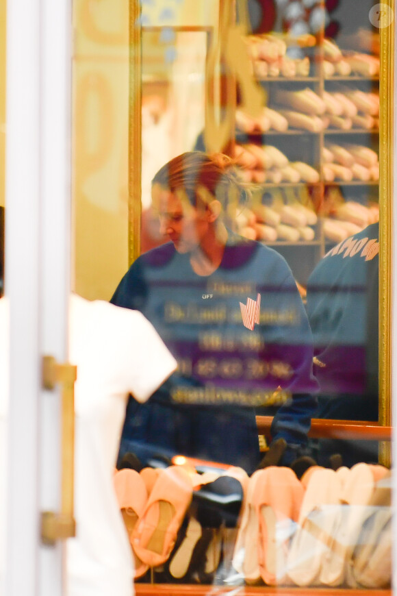 Céline Dion et ses enfants Eddy et Nelson ont quitté l'hôtel Royal Monceau pour aller à la boutique Stanlowa à Paris, le 27 juin 2017.