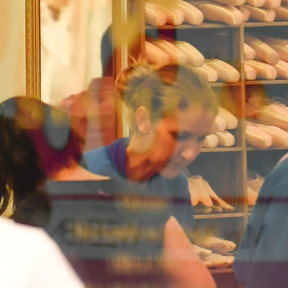 Céline Dion et ses enfants Eddy et Nelson ont quitté l'hôtel Royal Monceau pour aller à la boutique Stanlowa à Paris, le 27 juin 2017.