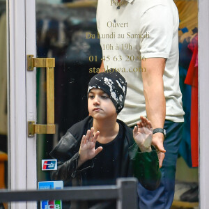Céline Dion et ses enfants Eddy et Nelson ont quitté l'hôtel Royal Monceau pour aller à la boutique Stanlowa à Paris, le 27 juin 2017.