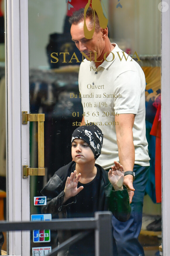 Céline Dion et ses enfants Eddy et Nelson ont quitté l'hôtel Royal Monceau pour aller à la boutique Stanlowa à Paris, le 27 juin 2017.