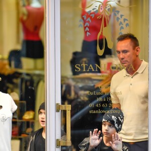 Céline Dion et ses enfants Eddy et Nelson ont quitté l'hôtel Royal Monceau pour aller à la boutique Stanlowa à Paris, le 27 juin 2017.