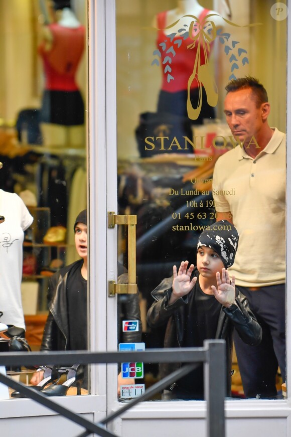 Céline Dion et ses enfants Eddy et Nelson ont quitté l'hôtel Royal Monceau pour aller à la boutique Stanlowa à Paris, le 27 juin 2017.