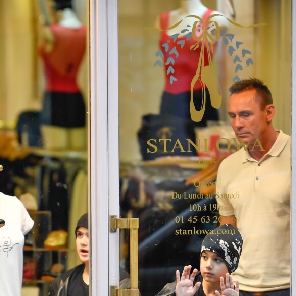 Céline Dion et ses enfants Eddy et Nelson ont quitté l'hôtel Royal Monceau pour aller à la boutique Stanlowa à Paris, le 27 juin 2017.