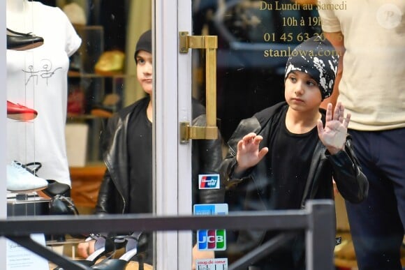 Céline Dion et ses enfants Eddy et Nelson ont quitté l'hôtel Royal Monceau pour aller à la boutique Stanlowa à Paris, le 27 juin 2017.