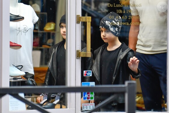 Céline Dion et ses enfants Eddy et Nelson ont quitté l'hôtel Royal Monceau pour aller à la boutique Stanlowa à Paris, le 27 juin 2017.