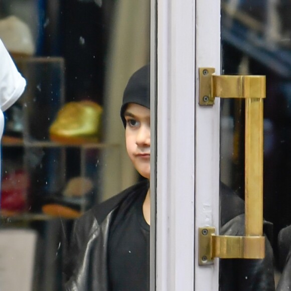 Céline Dion et ses enfants Eddy et Nelson ont quitté l'hôtel Royal Monceau pour aller à la boutique Stanlowa à Paris, le 27 juin 2017.