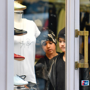 Céline Dion et ses enfants Eddy et Nelson ont quitté l'hôtel Royal Monceau pour aller à la boutique Stanlowa à Paris, le 27 juin 2017.