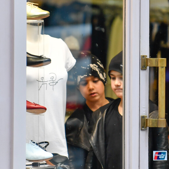 Céline Dion et ses enfants Eddy et Nelson ont quitté l'hôtel Royal Monceau pour aller à la boutique Stanlowa à Paris, le 27 juin 2017.