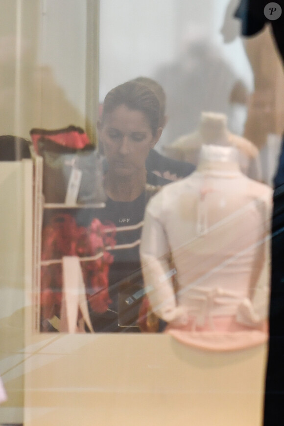 Céline Dion et ses enfants Eddy et Nelson ont quitté l'hôtel Royal Monceau pour aller à la boutique Stanlowa à Paris, le 27 juin 2017.