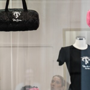 Céline Dion et ses enfants Eddy et Nelson ont quitté l'hôtel Royal Monceau pour aller à la boutique Stanlowa à Paris, le 27 juin 2017.