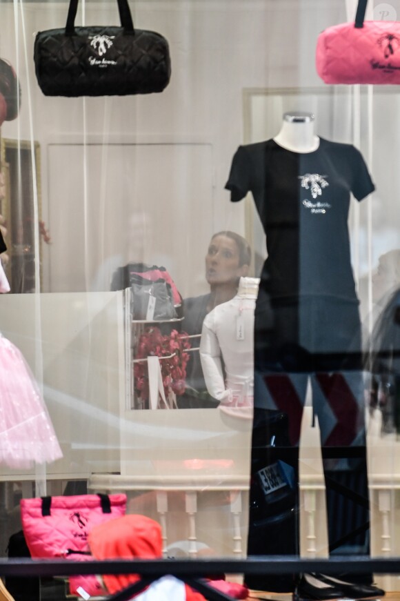 Céline Dion et ses enfants Eddy et Nelson ont quitté l'hôtel Royal Monceau pour aller à la boutique Stanlowa à Paris, le 27 juin 2017.