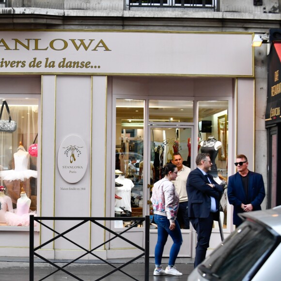 Céline Dion et ses enfants Eddy et Nelson ont quitté l'hôtel Royal Monceau pour aller à la boutique Stanlowa à Paris, le 27 juin 2017.