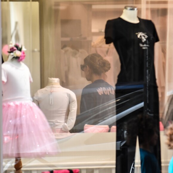 Céline Dion et ses enfants Eddy et Nelson sortent de l'hôtel Royal Monceau pour aller à la boutique Stanlowa à Paris le 27 juin 2017