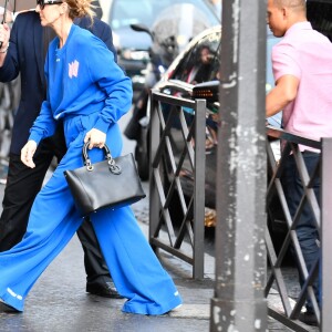 Céline Dion et ses enfants Eddy et Nelson sortent de l'hôtel Royal Monceau pour aller à la boutique Stanlowa à Paris le 27 juin 2017