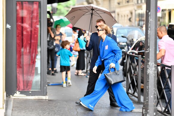 Céline Dion et ses enfants Eddy et Nelson sortent de l'hôtel Royal Monceau pour aller à la boutique Stanlowa à Paris le 27 juin 2017