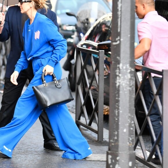 Céline Dion et ses enfants Eddy et Nelson sortent de l'hôtel Royal Monceau pour aller à la boutique Stanlowa à Paris le 27 juin 2017