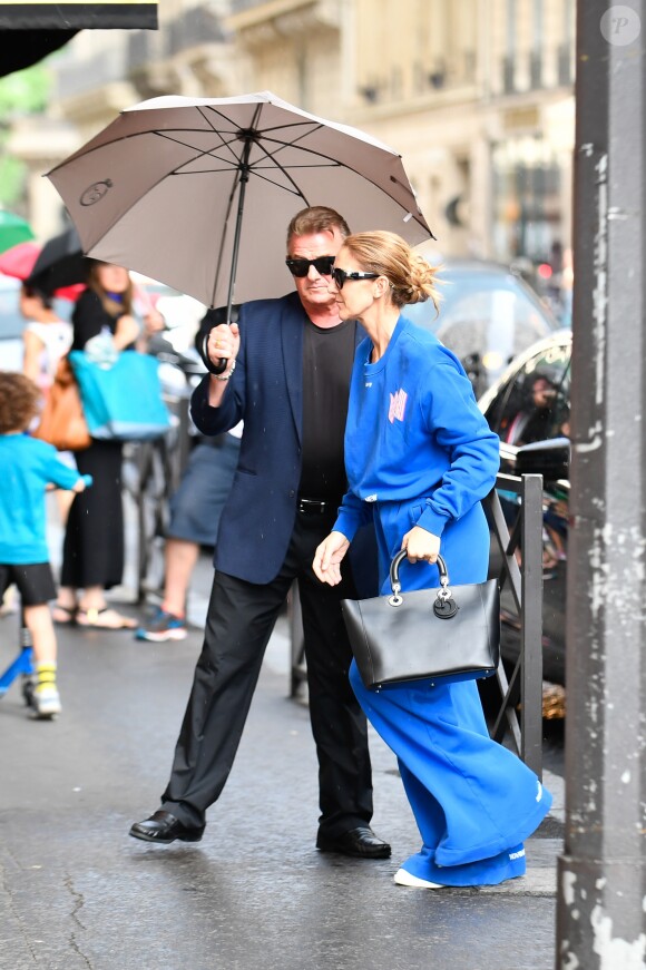 Céline Dion et ses enfants Eddy et Nelson sortent de l'hôtel Royal Monceau pour aller à la boutique Stanlowa à Paris le 27 juin 2017
