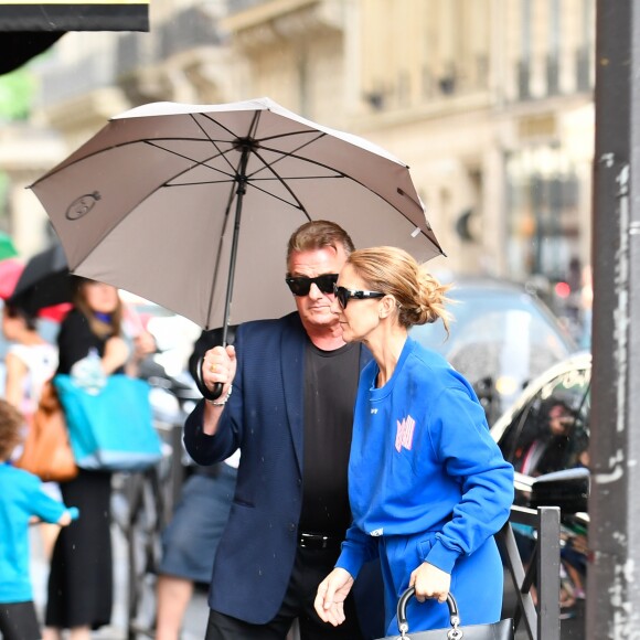 Céline Dion et ses enfants Eddy et Nelson sortent de l'hôtel Royal Monceau pour aller à la boutique Stanlowa à Paris le 27 juin 2017