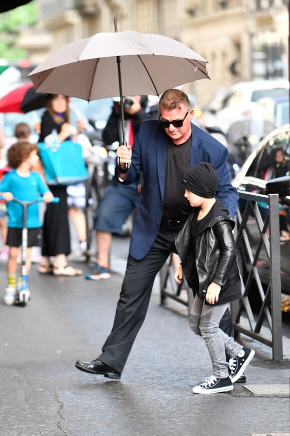 Céline Dion et ses enfants Eddy et Nelson sortent de l'hôtel Royal Monceau pour aller à la boutique Stanlowa à Paris le 27 juin 2017